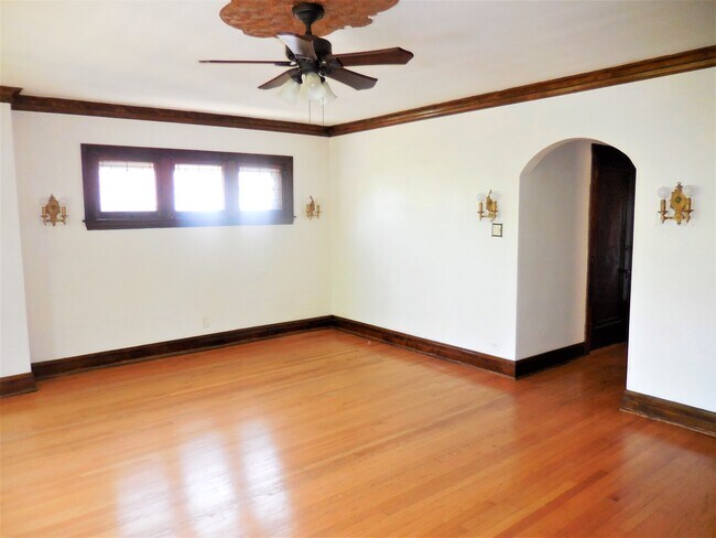 Building Photo - 3036 N Kolmar Ave