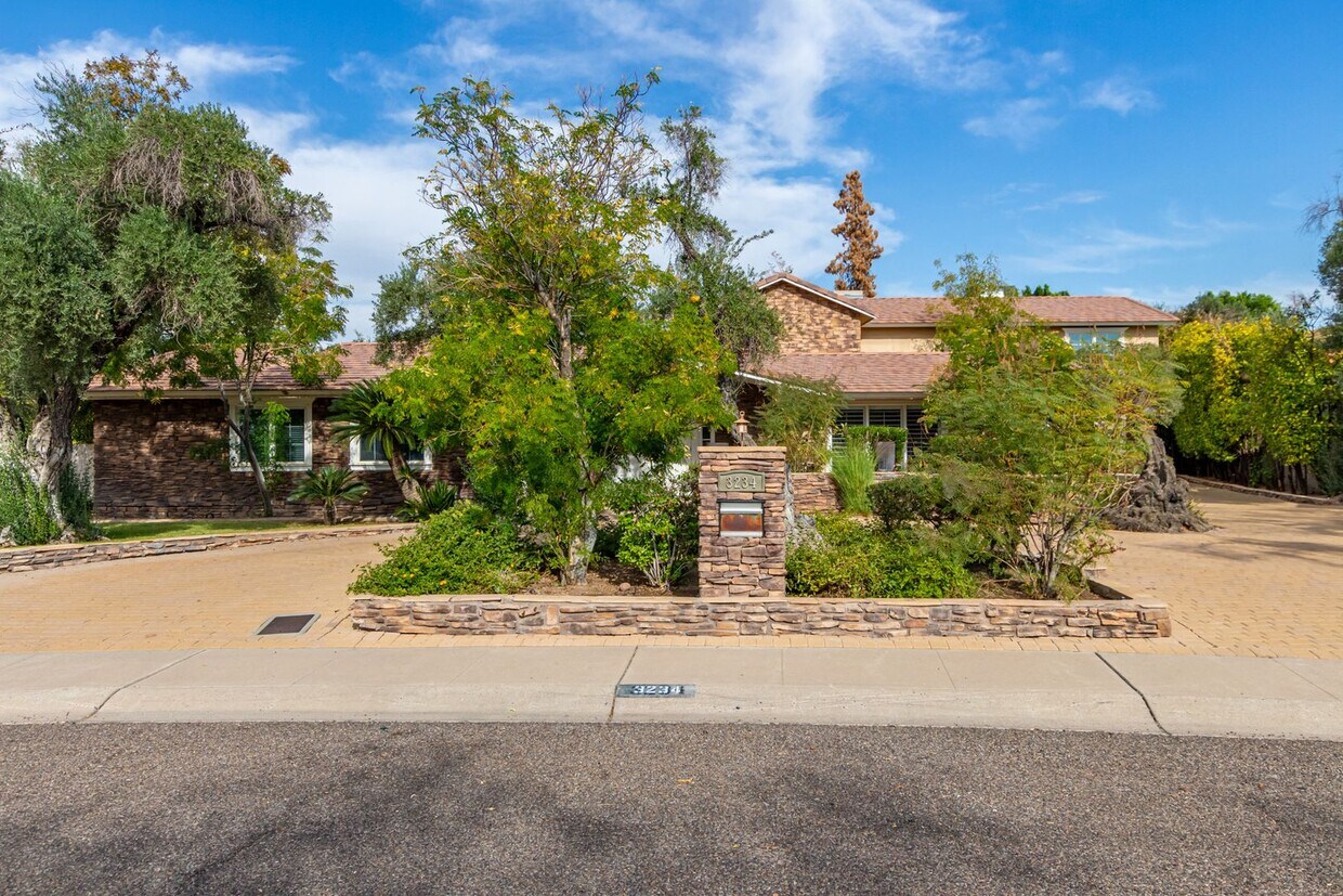 LARGE 4400 sqft, 6/Bed5/Bath ESTATE in AR... House Rental in Phoenix