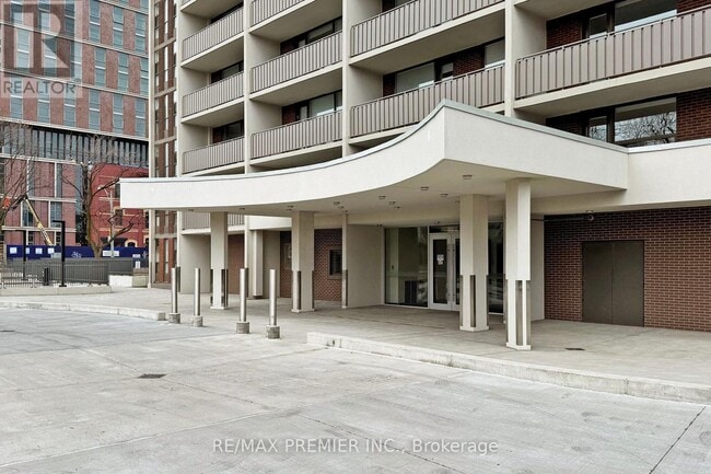 Building Photo - 666-666 Spadina Ave.