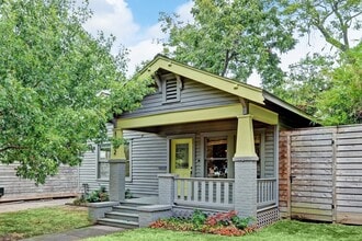 Building Photo - 1032 E 6 1/2 St