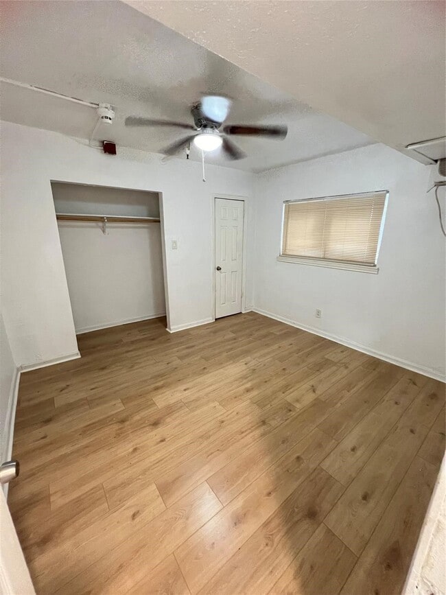 Foto del edificio - 5911 Grace Ln