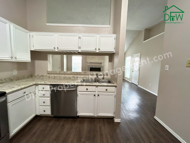 Building Photo - Charming 3-Bedroom Home with Modern Amenit...