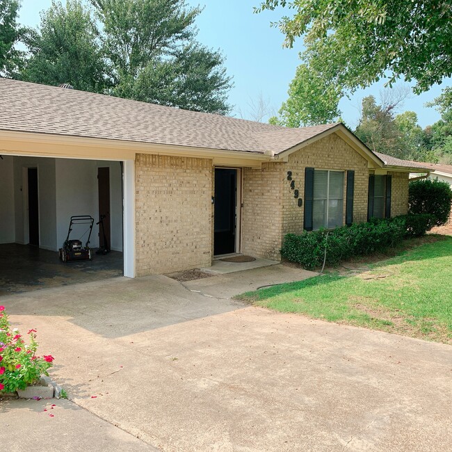 Building Photo - 2490 Briarwood Dr