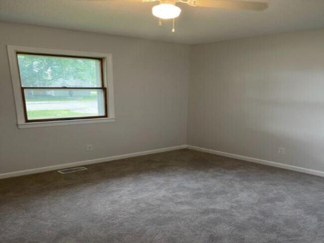 Building Photo - 3 bedroom in CHATHAM IL 62629