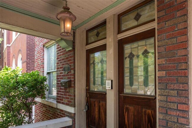 Building Photo - Beautiful Townhome in Tower Grove East!