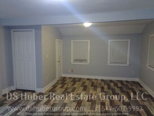 Building Photo - 2 Bedroom Triplex unit