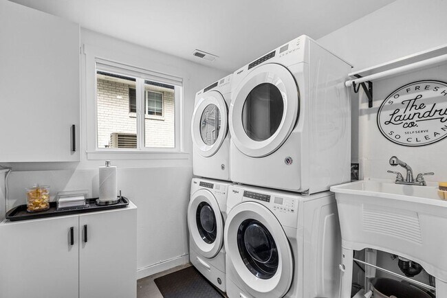 Building Photo - Modern 2BR Suite – Newly Furnished, Pet-Friendly, Near Downtown Spokane (Furnished