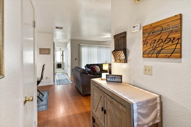 Foto del edificio - 1581 W Swain Rd