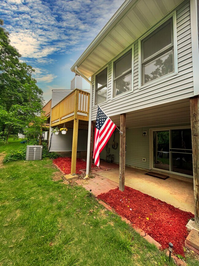 Foto del edificio - 663 Hiddenwood Ct