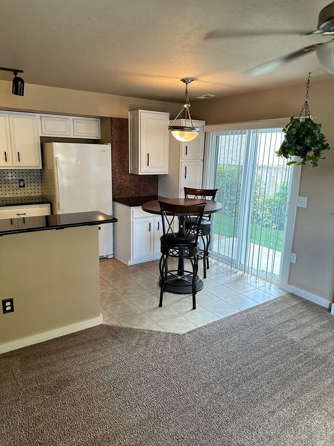 Foto del edificio - 3 Bedroom 2 Bath Townhome with Gas Fireplace, community pool, lots of storage