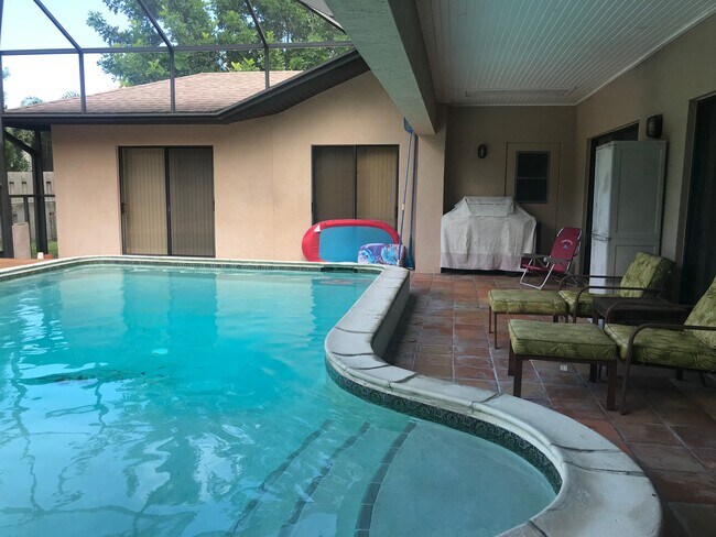 Foto del edificio - 4430 Riverwood Ave