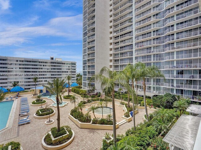 Foto del edificio - 7601 E Treasure Dr