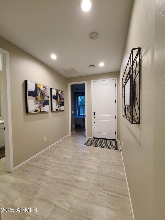 Building Photo - 1666 E Lee Dr