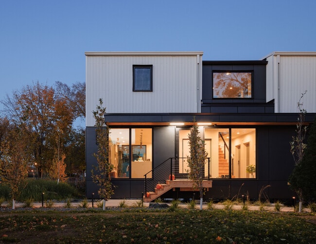 Building Photo - Little Mod