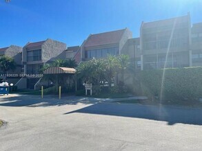 Building Photo - 240 Lakeview Dr