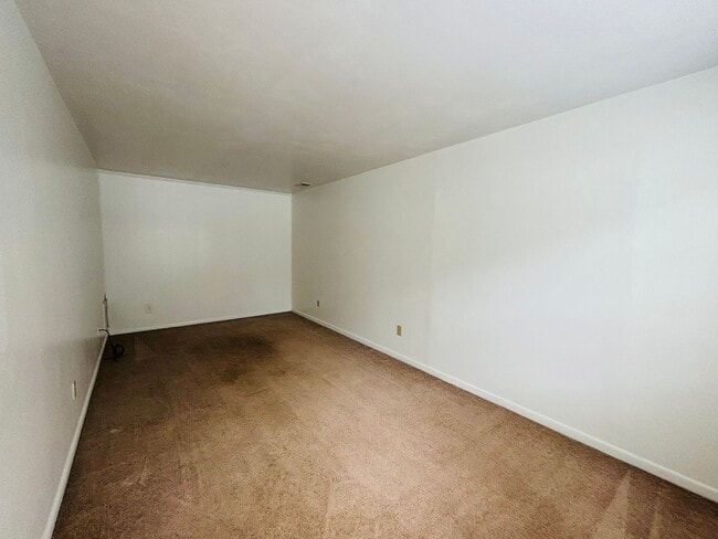 Building Photo - 2 Bedroom 1 Bathroom Townhouse