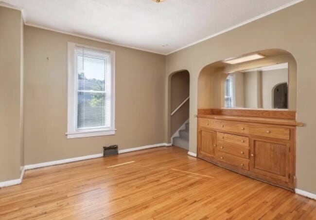 Building Photo - Charming 4-Bed Home with Gleaming Hardwood Floors & 2 Full Baths in Minneapolis!