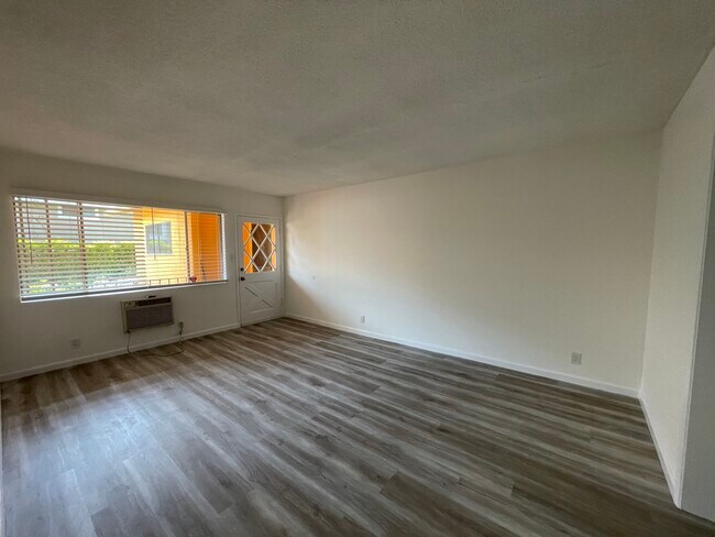 Building Photo - 13047 Moorpark St