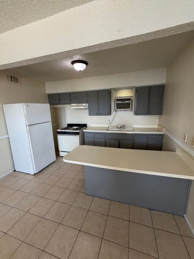 Building Photo - 1601 E Central Texas Expy