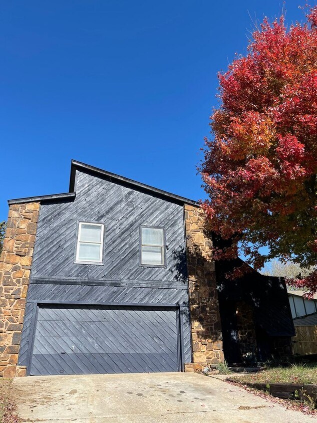Primary Photo - 3 Bed 2 Bath, 2 Story House