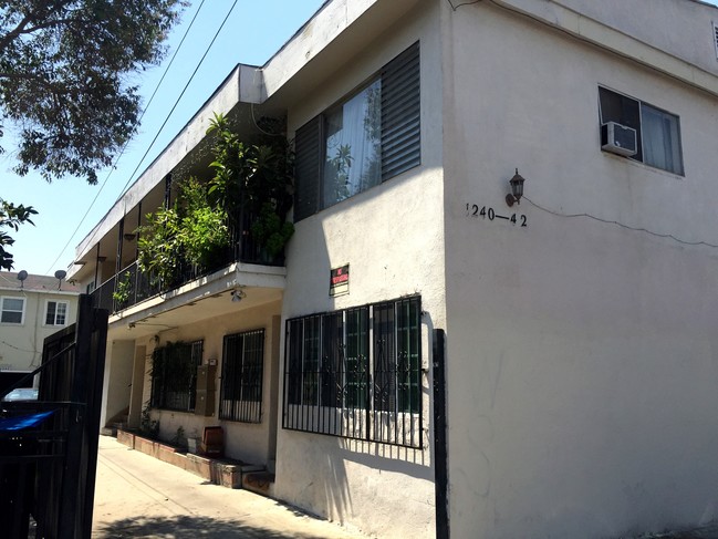 Foto del edificio - 1240-1242 W 24th St