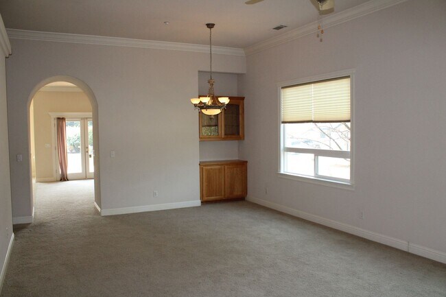 Foto del edificio - 4 BED/2 BATH IN THE SUNSET AVENUES SUBDIVISION