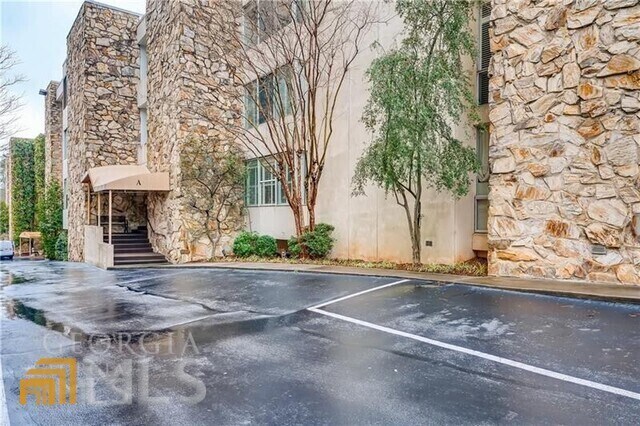 Foto del edificio - 2632 Peachtree Rd NW