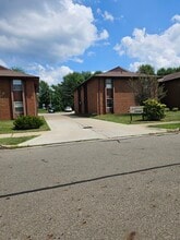 Building Photo - 2146 Tanglewood Ave