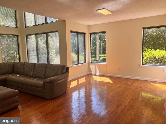 Building Photo - 80 Sayre Dr