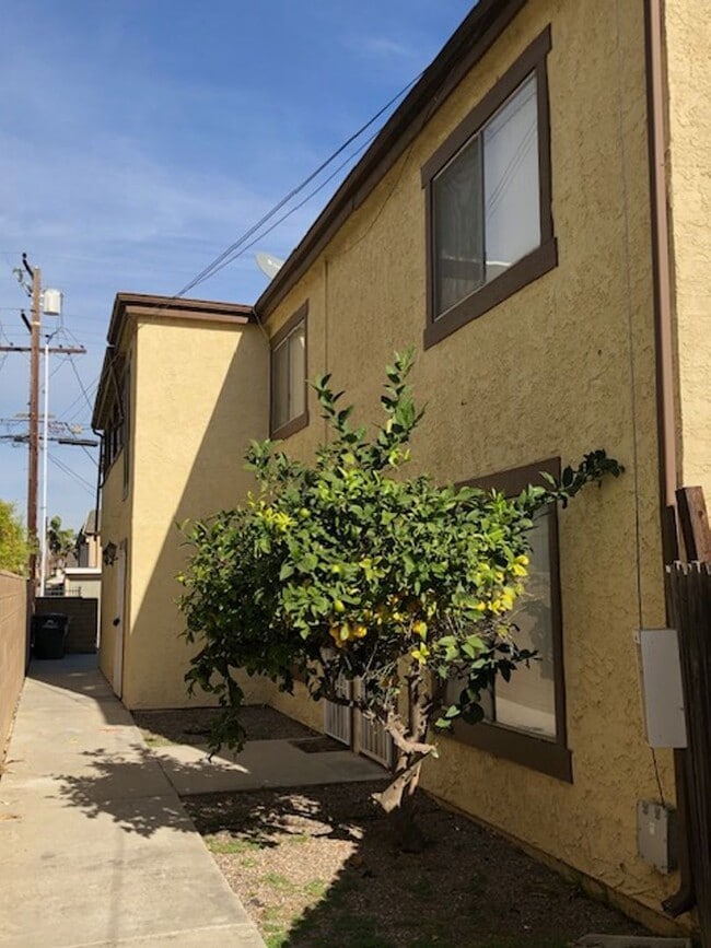 Building Photo - FARQUHAR 4081-4087