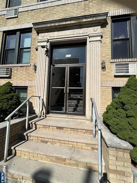 Building Photo - 287 Lawton Ave