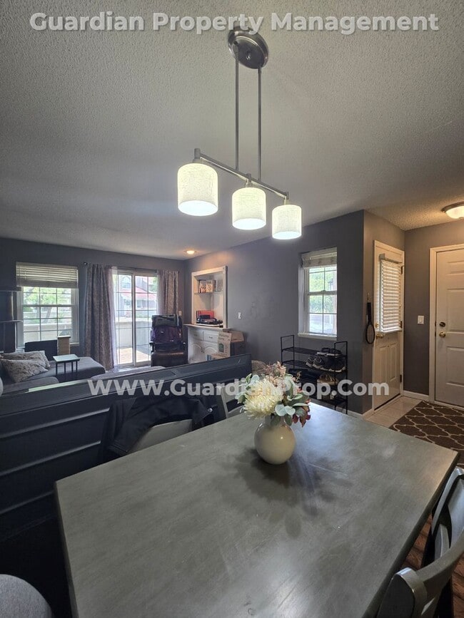Building Photo - Plymouth Town Home (Wayzata Schools), Larg...