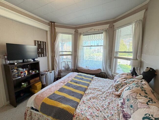 Foto del edificio - 1st Floor 2 Bedroom Apartment w/ Private Basement - Available July 1st