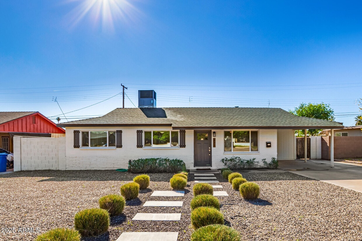 Primary Photo - 331 E Continental Dr