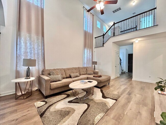 Foto del edificio - Inviting 4-Bed, 2.5-Bath Home with High Ceilings and Covered Deck