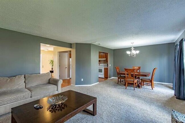 Foto del edificio - 2218 Autumn Lake Pl