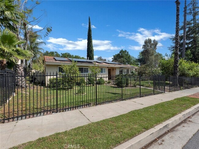 Foto del edificio - 10918 Reseda Blvd