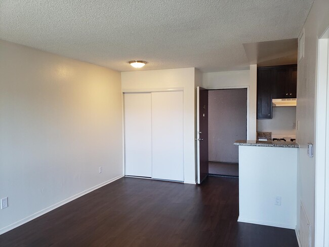 Building Photo - 3056 Leeward Ave