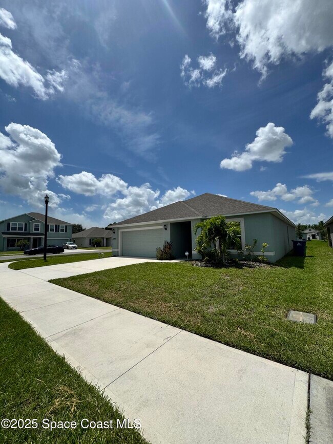 Building Photo - 1066 Dania Cir