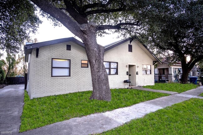 Building Photo - 2 br, 1 bath Apartment - 816 Dakota Street #B