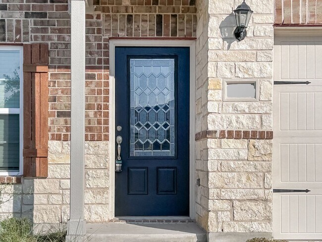 Building Photo - Beautifully Refreshed 3-Bedroom Home in De...