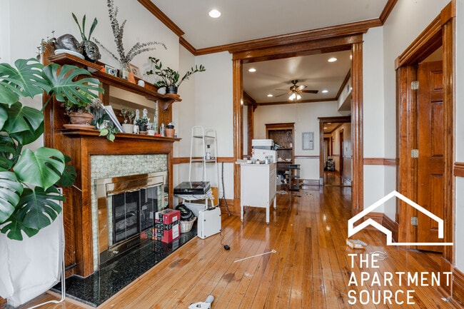 Building Photo - 3044 N Western Ave