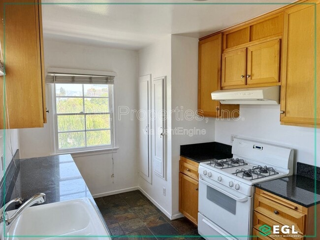 Building Photo - 949 S Sierra Bonita Ave