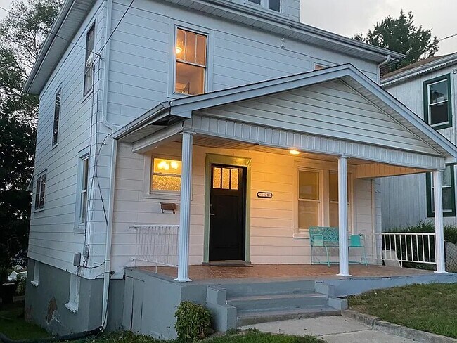 Building Photo - 1421 7th St SE