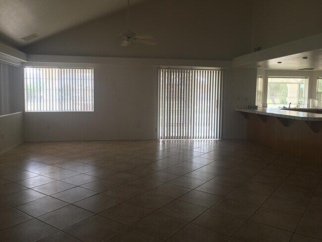 Foto del edificio - 2523 Country Club Dr