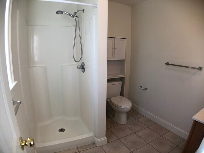 Building Photo - Beautiful Raised Ranch with 2 Car Garage, ...