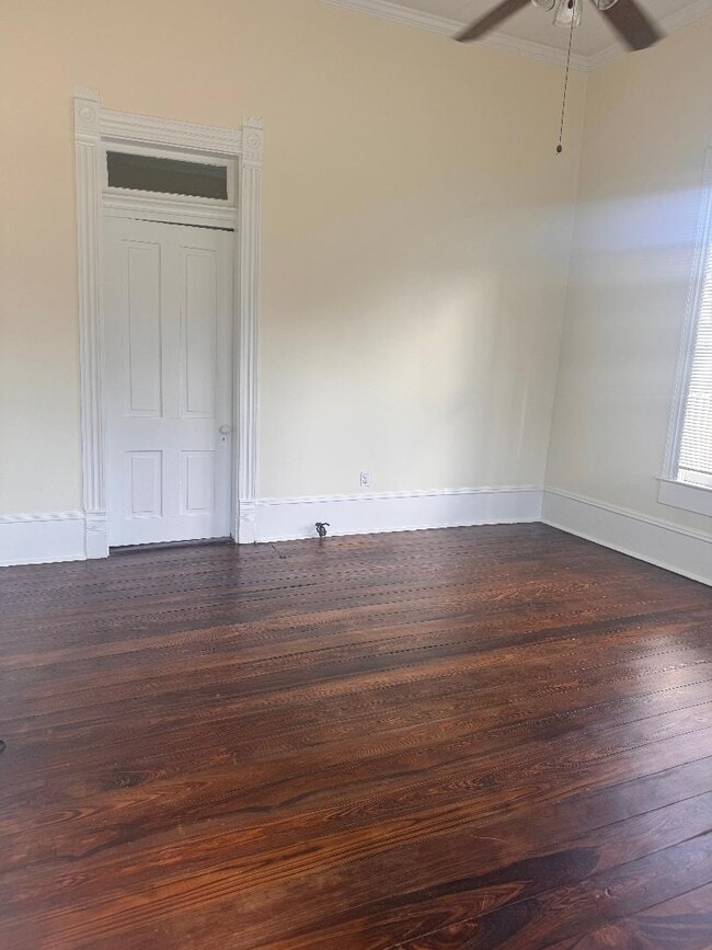 Living - 210 W Oak St