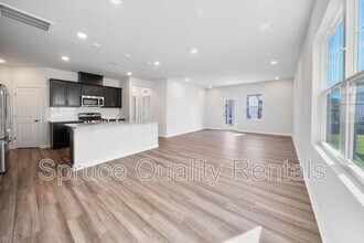 Building Photo - 1013 Red Roses Ave