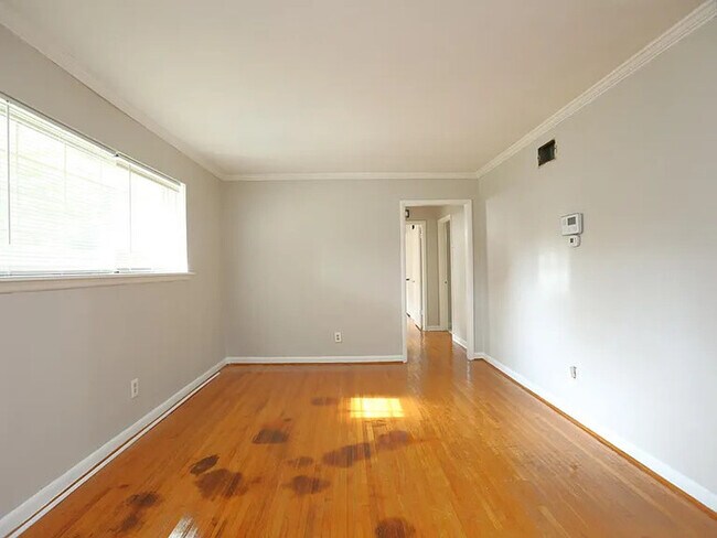 Building Photo - 3 bedroom 2 bathroom