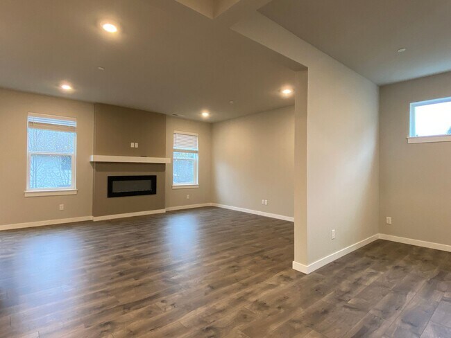 Foto del edificio - Contemporary 5 bedroom, 3120 sqft. home built in 2021